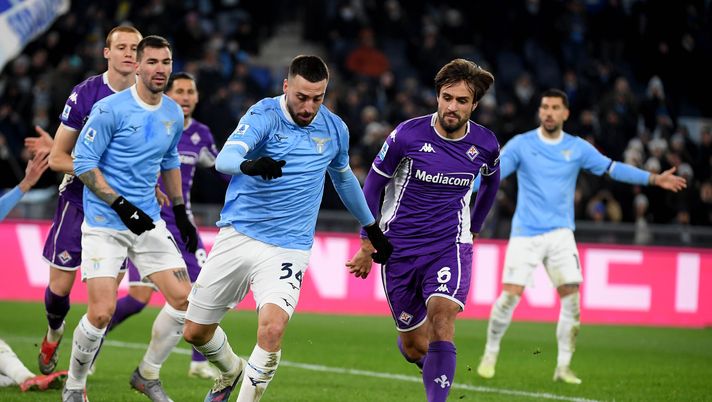 ROME, ITALY - JANUARY 07: Mario Gila of SS Lazio compete for the ball with Luca Ranieri of ACF Fiorentina during the Serie A match between SS Lazio and ACF Fiorentina at Stadio Olimpico on January 07, 2026 in Rome, Italy. (Photo by Marco Rosi - SS Lazio/Getty Images) Mercato | Lazio, per il dopo Romagnoli spunta anche Ranieri: la situazione - immagine 1