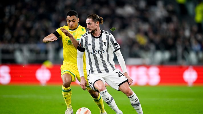 TURIN, ITALY - FEBRUARY 16: Adrien Rabiot of Juventus battles for the ball with Mostafa Mohamed of FC Nantes during the UEFA Europa League knockout round play-off leg one match between Juventus and FC Nantes at Allianz Stadium on February 16, 2023 in Turin, Italy. (Photo by Daniele Badolato - Juventus FC/Juventus FC via Getty Images) Ligue 1, Mohamed non cambia: salta ancora la campagna anti-omofobia - immagine 1
