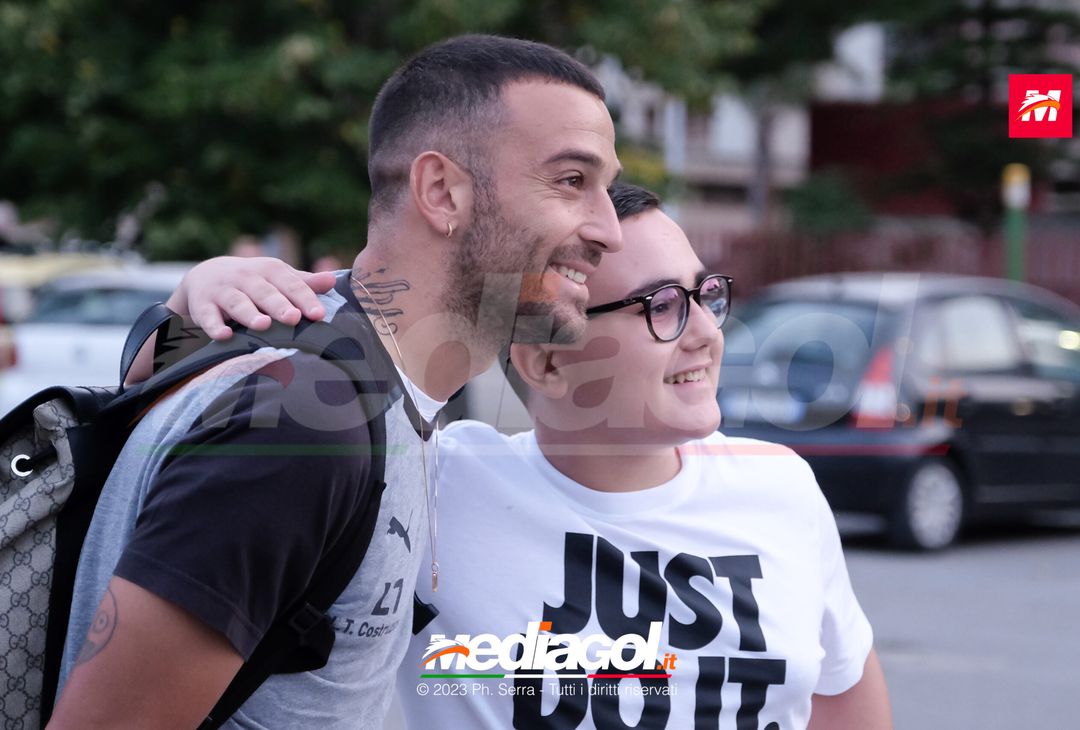 FOTO PALERMO: i giocatori rosanero scattano selfie con i tifosi (GALLERY) - immagine 25