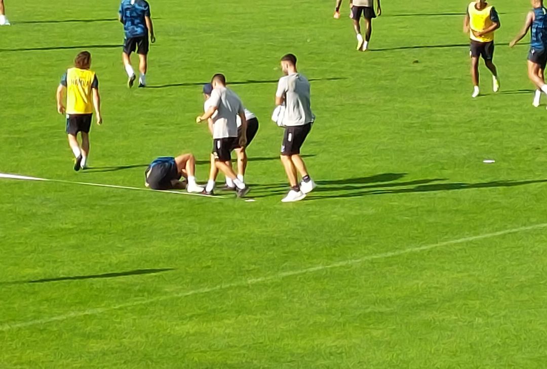 Problema fisico per l'attaccante azzurro durante l'allenamento pomeridiano