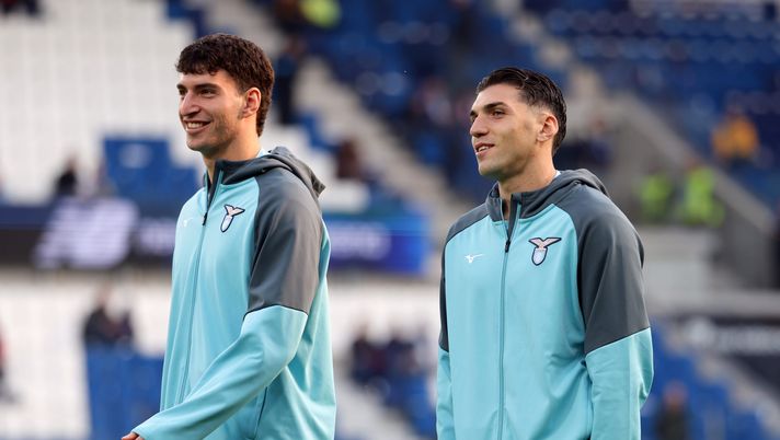 BERGAMO, ITALY - OCTOBER 19: Alessio Furlanetto (L) and Christos Mandas of Lazio inspect the pitch prior to the Serie A match between Atalanta BC and SS Lazio at Gewiss Stadium on October 19, 2025 in Bergamo, Italy. (Photo by Francesco Scaccianoce/Getty Images) Fiorentina, si complica Mandas? Sky: “Inter, Provedel e Gattuso. Che intreccio” - immagine 1
