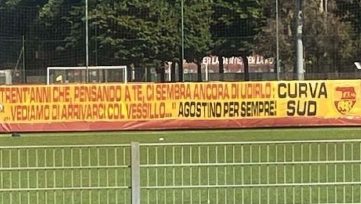 Roma, striscione a Trigoria per ricordare Di Bartolomei: “Agostino per sempre” Roma, striscione a Trigoria per ricordare Di Bartolomei: “Agostino per sempre” - immagine 1