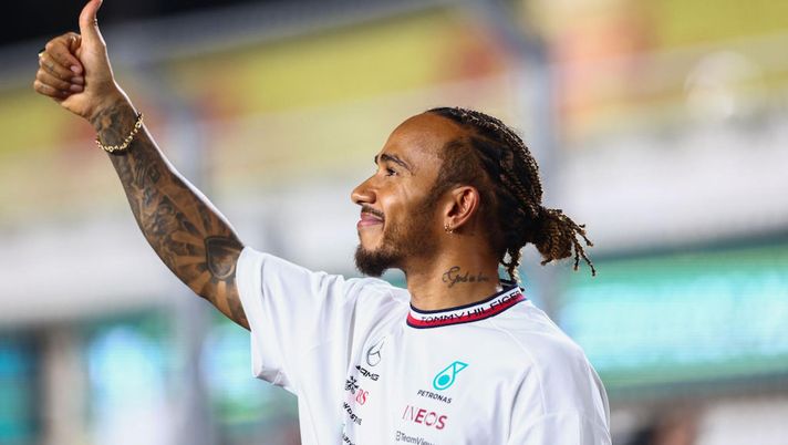 Formula 1, omaggio a Senna: Hamilton in Brasile con un look ispirato al mito - immagine 1