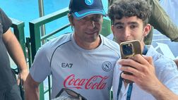 GALLERY Conte salta in tribuna tra il pubblico: selfie e scatti con i supporter