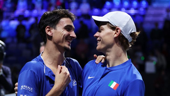 MALAGA, SPAIN - NOVEMBER 25: Jannik Sinner celebrates winning match point with Lorenzo Sonego of Italy during the Semi-Final doubles match against Miomir Kecmanovic and Novak Djokovic of Serbia in the Davis Cup Final at Palacio de Deportes Jose Maria Martin Carpena on November 25, 2023 in Malaga, Spain. (Photo by Clive Brunskill/Getty Images for ITF) Atp Madrid, Sinner debutta nel derby azzurro contro Sonego: i precedenti - immagine 1