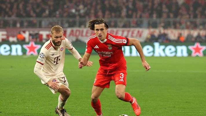 MUNICH, GERMANY - NOVEMBER 06: Alvaro Carreras of S.L Benfica is put under pressure by Konrad Laimer of Bayern Munich during the UEFA Champions League 2024/25 League Phase MD4 match between FC Bayern München and SL Benfica at Football Arena Munich on November 06, 2024 in Munich, Germany. (Photo by Alexander Hassenstein/Getty Images) Benfica-Bayern Monaco, dove vedere la partita in diretta tv e streaming live - immagine 1