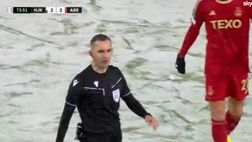 VIDEO / A Helsinki troppa neve, l’arbitro ferma il gioco