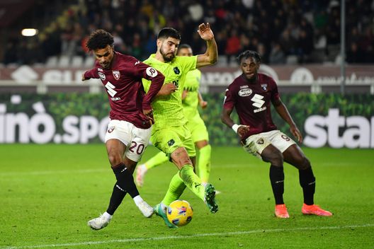 TURIN, ITALY - NOVEMBER 06: Valentino Lazaro of Torino FC challenges for the ball with Martin Erlic of US Sassuolo during the Serie A TIM match between Torino FC and US Sassuolo at Stadio Olimpico di Torino on November 06, 2023 in Turin, Italy. (Photo by Valerio Pennicino/Getty Images) Toro in numeri, Lazaro: deludente, non ha ancora fatto la differenza- immagine 2