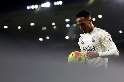 Omari Hutchinson si prepara a battere un calcio d'angolo durante la partita contro il Wolverhampton Wanderers al Molineux il 3 dicembre 2025. (Foto di Jack Thomas/Getty Images)