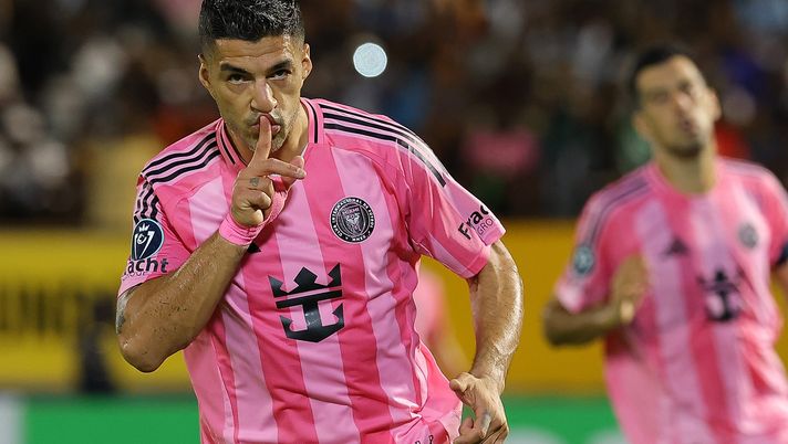 KINGSTON, JAMAICA - MARCH 13: Luis Suárez #9 of Inter Miami CF celebrates after scoring the team's first goal during the 2025 Concacaf Champions Cup Round of 16 Second Leg match between Cavalier SC and Inter Miami CF at The Jamaican National Stadium on March 13, 2025 in Kingston, Jamaica. (Photo by Kevin C. Cox/Getty Images) Gol, assist e provocazione: lo show di Suarez trascina l’Inter Miami agli ottavi - immagine 1