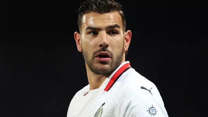 FOTO Theo Hernandez, il francese denuncia Fabrizio Corona: l’annuncio della moglie - immagine 1