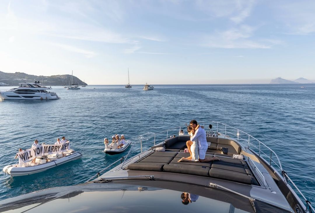 Vacanze siciliane per Rrahmani: barca, mare e la proposta di matrimonio – LA GALLERY- immagine 1