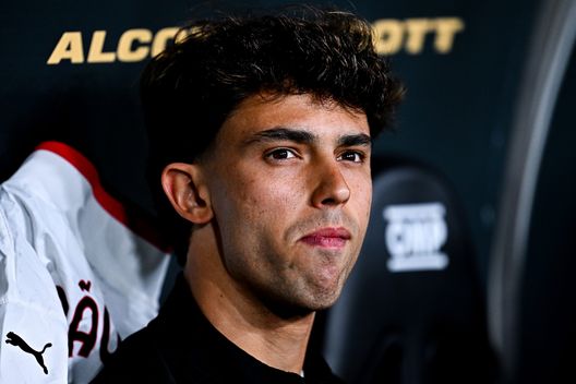João Félix del Milan osserva il campo prima del fischio d’inizio della partita di Serie A tra Genoa e AC Milan allo Stadio Luigi Ferraris il 5 maggio 2025 a Genova, Italia. (Foto di Simone Arveda/Getty Images) L’Al Nassr lascia anticipatamente il ritiro in Austria: il motivo- immagine 2