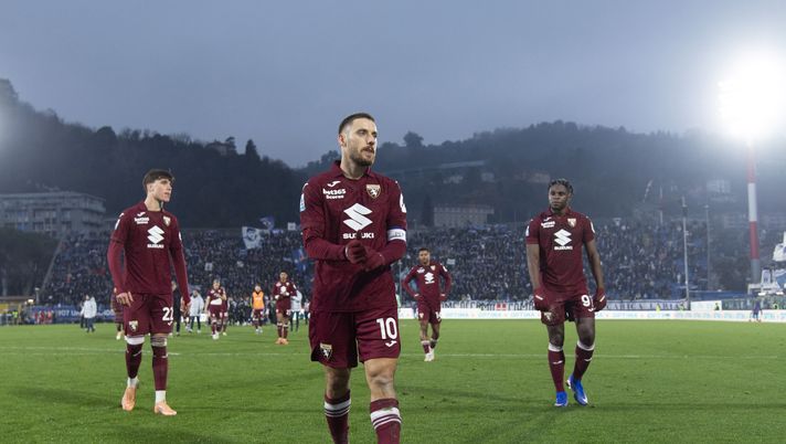 COMO, ITALY - JANUARY 24: Nikola Vlasic of Torino FC reacts after the match during the Serie A match between Como 1907 and Torino FC at Giuseppe Sinigaglia Stadium on January 24, 2026 in Como, Italy. (Photo by Stefano Guidi - Torino FC/Torino FC 1906 via Getty Images) Toro a Como vergogna e umiliazione - immagine 1