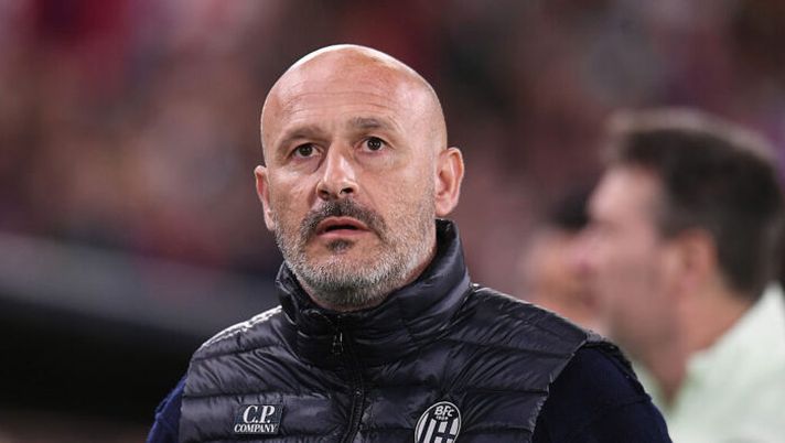 BOLOGNA, ITALY - APRIL 09: Vincenzo Italiano, Head Coach of Bologna, looks on during the UEFA Europa League 2025/26 Quarter-Final Leg One match between Bologna FC 1909 and Aston Villa FC at Stadio Renato Dall'Ara on April 09, 2026 in Bologna, Italy. (Photo by Alessandro Sabattini/Getty Images) Italiano: “Ravaglia? Ecco la mia decisione per domani sul portiere! Modulo, Orsolini e Bernardeschi…” - immagine 1
