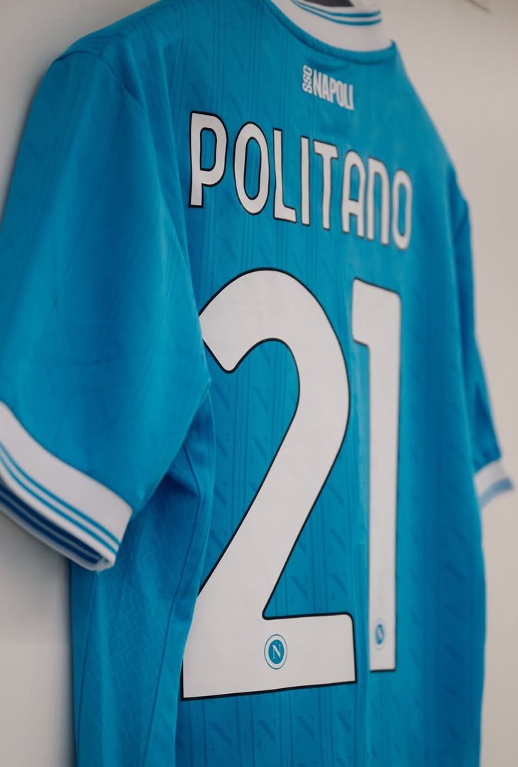 Sale l'attesa per il fischio d'inizio, fissato per le 18:30 odierne, di Napoli-Hellas Verona, gara valevole per la 19ª giornata del campionato 2025/26 di Serie A. Per l'occasione, la squadra di Antonio Conte, come dimostra il seguente post pubblicato dalla società partenopea sul proprio account Instagram, scenderà in campo con indosso la maglia azzurra. Spunta, inoltre, un indizio per l'undici titolare ospite: tra le foto compare la maglia di Mathias Olivera. È probabile, dunque, che a scendere in campo stasera come quarto di centrocampo a sinistra sia l'uruguaiano (a discapito di Miguel Gutierrez).