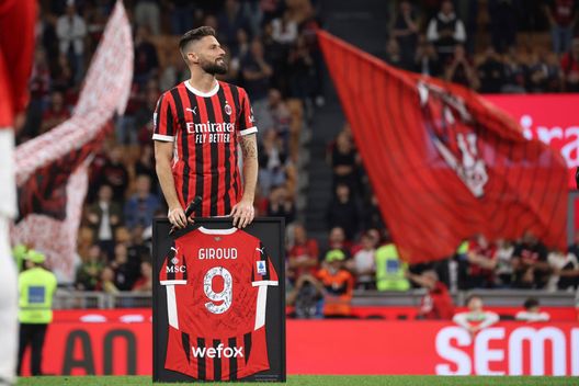 MILAN, ITALY - MAY 25: Olivier Giroud of AC Milan greets the fans during the his farewell ceremony after the Serie A TIM match between AC Milan and US Salernitana at Stadio Giuseppe Meazza on May 25, 2024 in Milan, Italy. Giroud’s time at AC Milan is coming to an end following their last match of the season against US Salernitana. (Photo by Giuseppe Cottini/AC Milan via Getty Images) Milan, la Curva Sud accende il derby: “Girata e linguaccia, il vero scudetto in faccia”- immagine 2