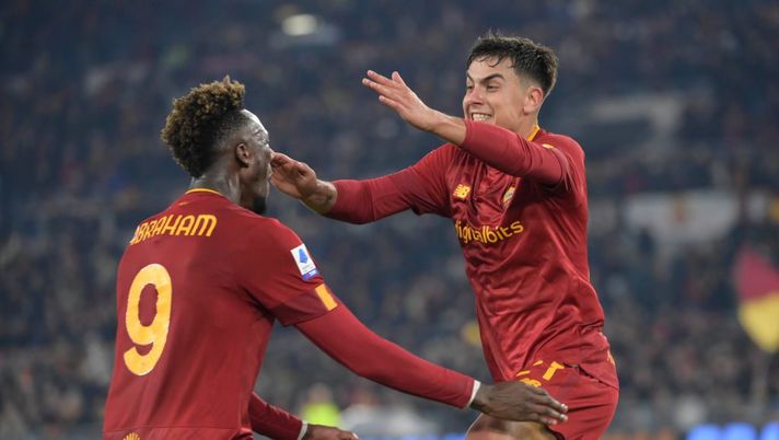 La Roma celebra la doppietta di Dybala con la Fiorentina: spunta il like di Abraham - immagine 1