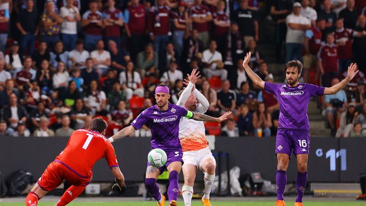 PRAGUE, CZECH REPUBLIC - JUNE 07: Jarrod Bowen of West Ham United appeals for a penalty, which later leads to a penalty to West Ham United for handball off Cristiano Biraghi of ACF Fiorentina during the UEFA Europa Conference League 2022/23 final match between ACF Fiorentina and West Ham United FC at Eden Arena on June 07, 2023 in Prague, Czech Republic. (Photo by Richard Heathcote/Getty Images) Grassia: “C’era un rigore anche per la Fiorentina. West Ham duro in campo” - immagine 1