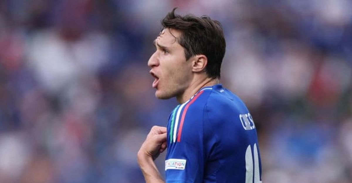 No all’Italia ma disponibile per giocare col Liverpool: bufera su Chiesa
