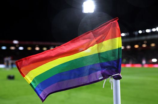 Bournemouth, Inghilterra - 5 dicembre 2024: Bandiera arcobaleno durante la partita di Premier League tra Bournemouth e Tottenham. (Foto di Michael Steele/Getty Images) Lione, Matić copre il logo anti-omofobia: rischia una lunga squalifica- immagine 2