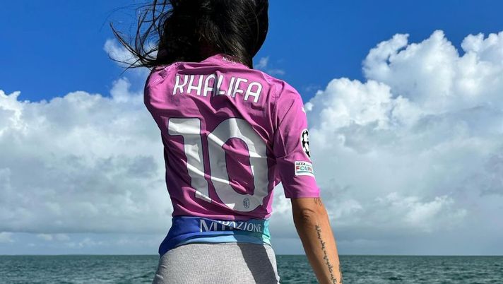 Mia Khalifa fa impazzire i tifosi del Milan: che scatti con la maglia di Leao - immagine 1