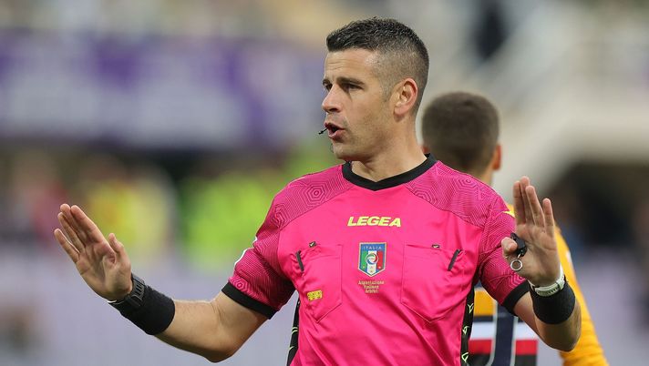 FLORENCE, ITALY - APRIL 30: Antonio Giua referee gestures during the Serie A match between ACF Fiorentina and UC Sampdoria at Stadio Artemio Franchi on April 30, 2023 in Florence, Italy. (Photo by Gabriele Maltinti/Getty Images) Giua