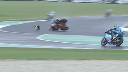 Moto3, caduta di Holgado: moto distrutta e ferite in viso