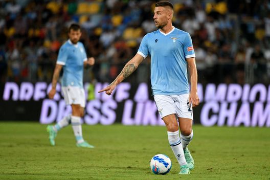 FROSINONE, ITALY - AUGUST 14:Sergej Milinkovic Savic of SS Lazio in action during the Pre-Season Friendly match between SS Lazio v US Sassuolo at Stadio Benito Stirpe on August 14, 2021 in Frosinone, Italy. (Photo by Marco Rosi - SS Lazio/Getty Images) Toro, il “Sarrismo” della Lazio è in rodaggio. Ma attenzione alle palle inattive- immagine 3