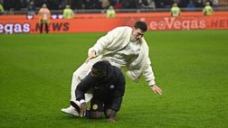 Inter, Thuram fa ribaltare Pavard: lo scherzo diventa virale | VIDEO