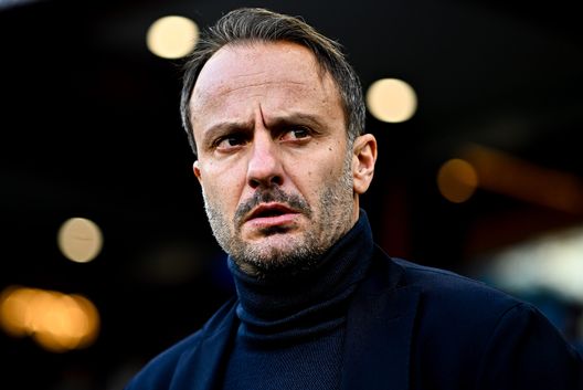 GENOVA, ITALIA - 3 GENNAIO: Alberto Gilardino, allenatore del Pisa, osserva prima del calcio d'inizio della partita di Serie A tra Genoa CFC e Pisa SC allo stadio Luigi Ferraris il 3 gennaio 2026 a Genova, Italia. (Foto di Simone Arveda/Getty Images)