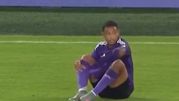 VIDEO – Piccola disavventura per Muriel. Resta in mutande in campo