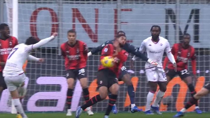 VIDEO – “Braccio largo, ma prima sul petto”. L’audio VAR di Milan-Fiorentina - immagine 1