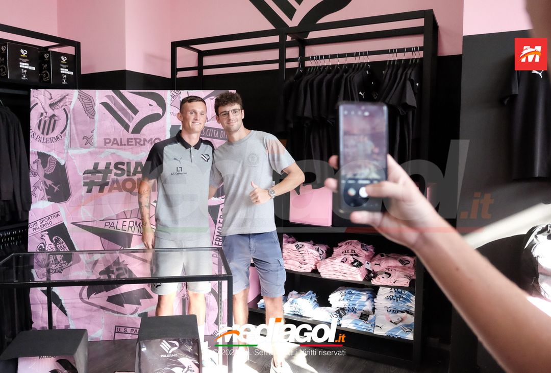 FOTO PALERMO: Liam Henderson incontra i tifosi allo Store Ufficiale (GALLERY) - immagine 78