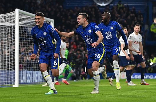 LONDON, ENGLAND - JANUARY 23: Thiago Silva of Chelsea celebrates with team mates Cesar Azpilicueta and Romelu Lukaku after scoring their team's second goal during the Premier League match between Chelsea and Tottenham Hotspur at Stamford Bridge on January 23, 2022 in London, England. (Photo by Shaun Botterill/Getty Images) Il sogno di Thiago Silva? Tornare al Fluminense. “Ma i miei figli non vogliono vivere in Brasile”- immagine 2