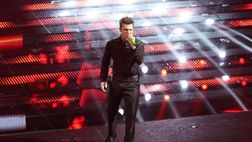 Fedez canta Bella Stronza con Masini e lascia un dubbio: “Per chi era davvero?”. Ecco il testo
