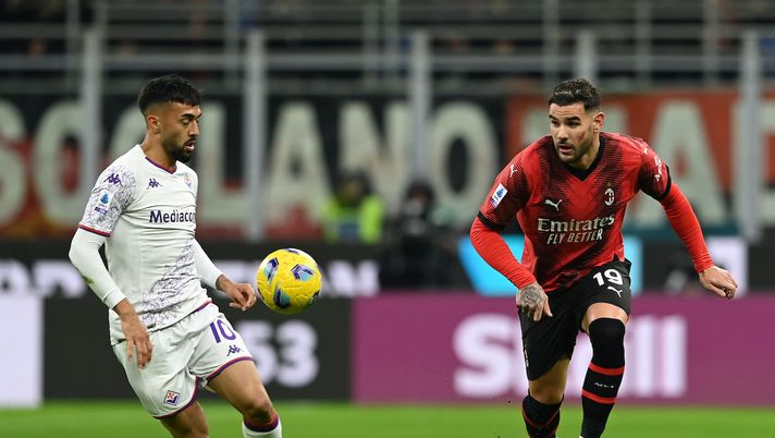 Theo Hernández (difensore AC Milan), qui contro Nico González in Milan-Fiorentina (Serie A 2023-2024) | News (Getty Images) Theo Hernández AC Milan Milan-Fiorentina Serie A 2023-2024