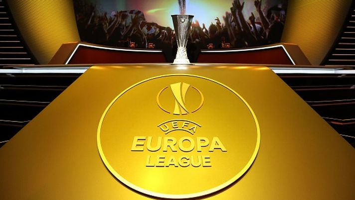 The UEFA Europa League trophy is pictured during the UEFA Europa League group stage draw ceremony, on August 26, 2016, in Monaco. / AFP / VALERY HACHE (Photo credit should read VALERY HACHE/AFP/Getty Images) Quanto si guadagna in Europa League? Ecco il montepremi rispetto alla Champions- immagine 1