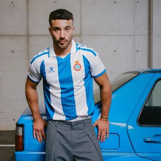 La nuova maglia che l'Espanyol indosserà nelle gare casalinghe della stagione 2025/2026 (Credits: Espanyol) Espanyol, nuova maglia in stile anni ’80: omaggio alle origini- immagine 2