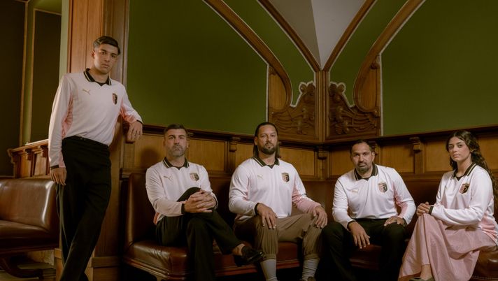 Palermo, presentata la quarta maglia in onore del 125° anniversario del club  Palermo, presentata la quarta maglia in onore del 125° anniversario del club - immagine 1