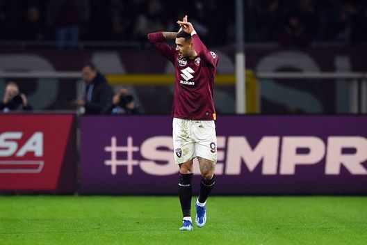 TURIN, ITALY - NOVEMBER 06: Antonio Sanabria of Torino FC celebrates after scoring the team's first goal during the Serie A TIM match between Torino FC and US Sassuolo at Stadio Olimpico di Torino on November 06, 2023 in Turin, Italy. (Photo by Valerio Pennicino/Getty Images)