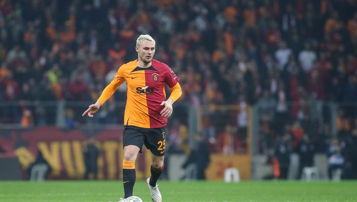ISTANBUL, TURKEY - JANUARY 21: Victor Nelsson controls the ball during the Super Lig match between Galatasaray and Antalyaspor at NEF Stadyumu on January 21, 2023 in Istanbul, Turkey. (Photo by Ahmad Mora/Getty Images) In attesa di Sutalo, la Fiorentina incontra gli agenti di Nelsson - immagine 1