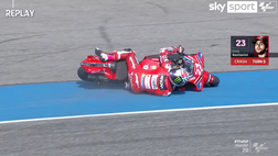 VIDEO/ Bastianini si distrae, un bordino lo fa scivolare a terra