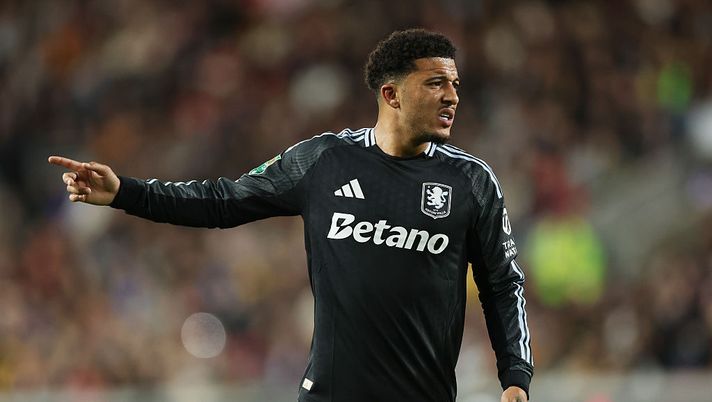 BRENTFORD, ENGLAND - SEPTEMBER 16: Jadon Sancho of Aston Villa looks on during the Carabao Cup Third Round match between Brentford and Aston Villa at Gtech Community Stadium on September 16, 2025 in Brentford, England. (Photo by Eddie Keogh/Getty Images) Aston Villa, disastro Sancho: entra al 29′ per Buendia, Emery lo toglie dopo 45 minuti - immagine 1