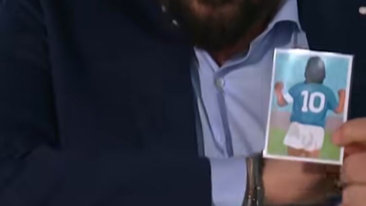 I trofei della Juve e Maradona: il siparietto tra Chiellini e Cannavacciuolo! – VIDEO I trofei della Juve e Maradona: il siparietto tra Chiellini e Cannavacciuolo! – VIDEO - immagine 1