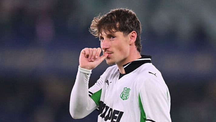 VERONA, ITALY - OCTOBER 03: Andrea Pinamonti of Sassuolo celebrates following the Serie A match between Hellas Verona FC and US Sassuolo Calcio at Stadio Marcantonio Bentegodi on October 03, 2025 in Verona, Italy. (Photo by Alessandro Sabattini/Getty Images) Chi schierare in attacco alla decima giornata al fantacalcio: la divisione fascia per fascia - immagine 1