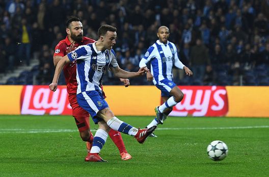 Diogo Jota con la maglia del Porto segna il quinto gol della sua squadra durante la partita del Gruppo G della UEFA Champions League tra Porto e Leicester City giocata all'Estadio do Dragao il 7 dicembre 2016 a Porto (Photo by David Ramos/Getty Images) Il Porto non dimentica: il campo di allenamento principale dedicato a Diogo Jota- immagine 2