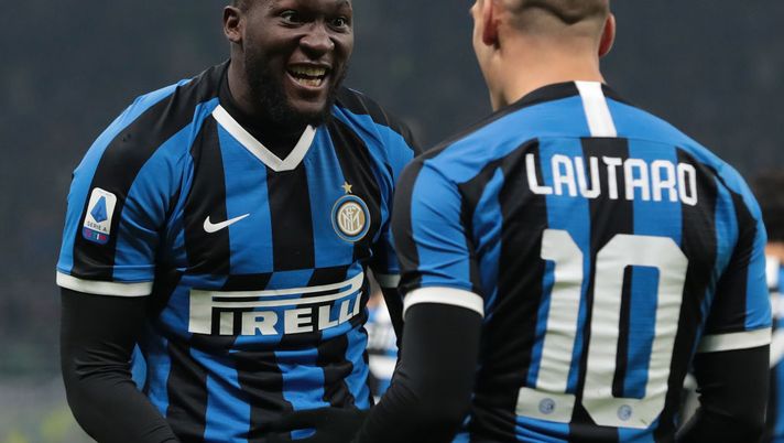 MILAN, ITALY - JANUARY 11: Lautaro Martinez of FC Internazionale celebrates with his team-mate Romelu Lukaku (L) after scoring the opening goal during the Serie A match between FC Internazionale and Atalanta BC at Stadio Giuseppe Meazza on January 11, 2020 in Milan, Italy. (Photo by Emilio Andreoli/Getty Images) La probabile formazione dell’Inter: Conte ritrova Lukaku, out Brozovic - immagine 1