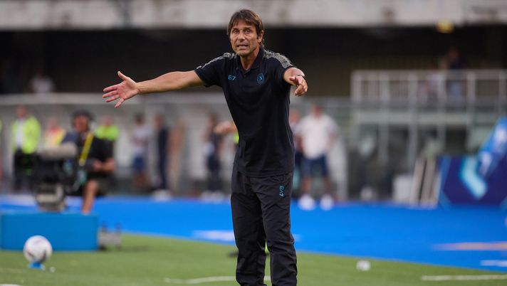 VERONA, ITALY - AUGUST 18: Antonio Conte, head coach of Napoli SSC, gestures during the Serie A match between Hellas Verona and Napoli at Stadio Marcantonio Bentegodi on August 18, 2024 in Verona, Italy. (Photo by Emmanuele Ciancaglini/Getty Images) Conte, i quotidiani lo bocciano: “Gruppo fragile, sembra il Napoli dello scorso anno” - immagine 1