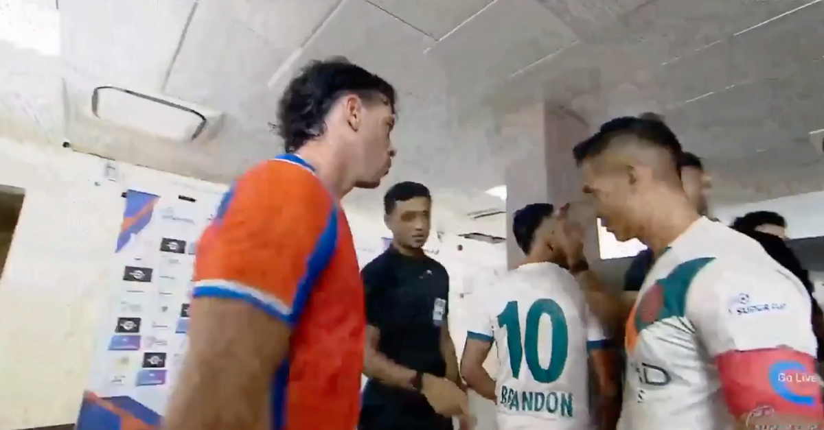 VIDEO / Il rosso più surreale della storia? Espulso per colpa delle mutande VIDEO / Il rosso più surreale della storia? Espulso per colpa delle mutande